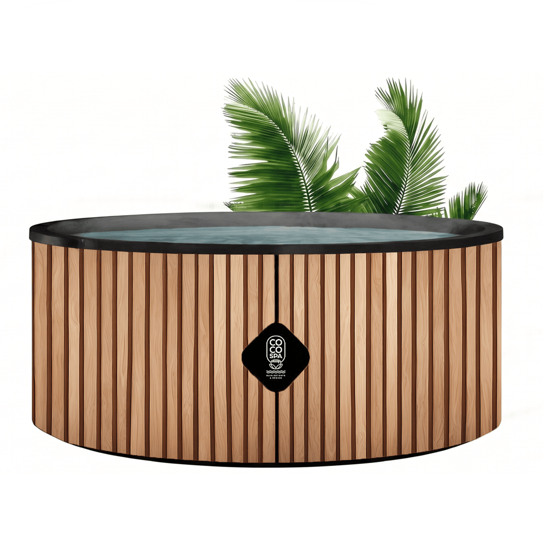 Spa gonflable rond avec habillage en bois naturel à lattes verticales et couverture grise, présenté sur fond blanc avec des feuilles de palmier